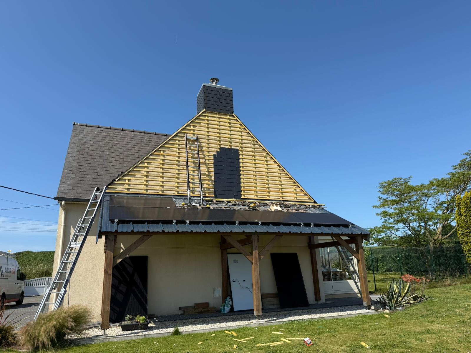 Pendant : liteaunage bois du pignon avant la pose des ardoises — Saint-Méloir-des-Ondes