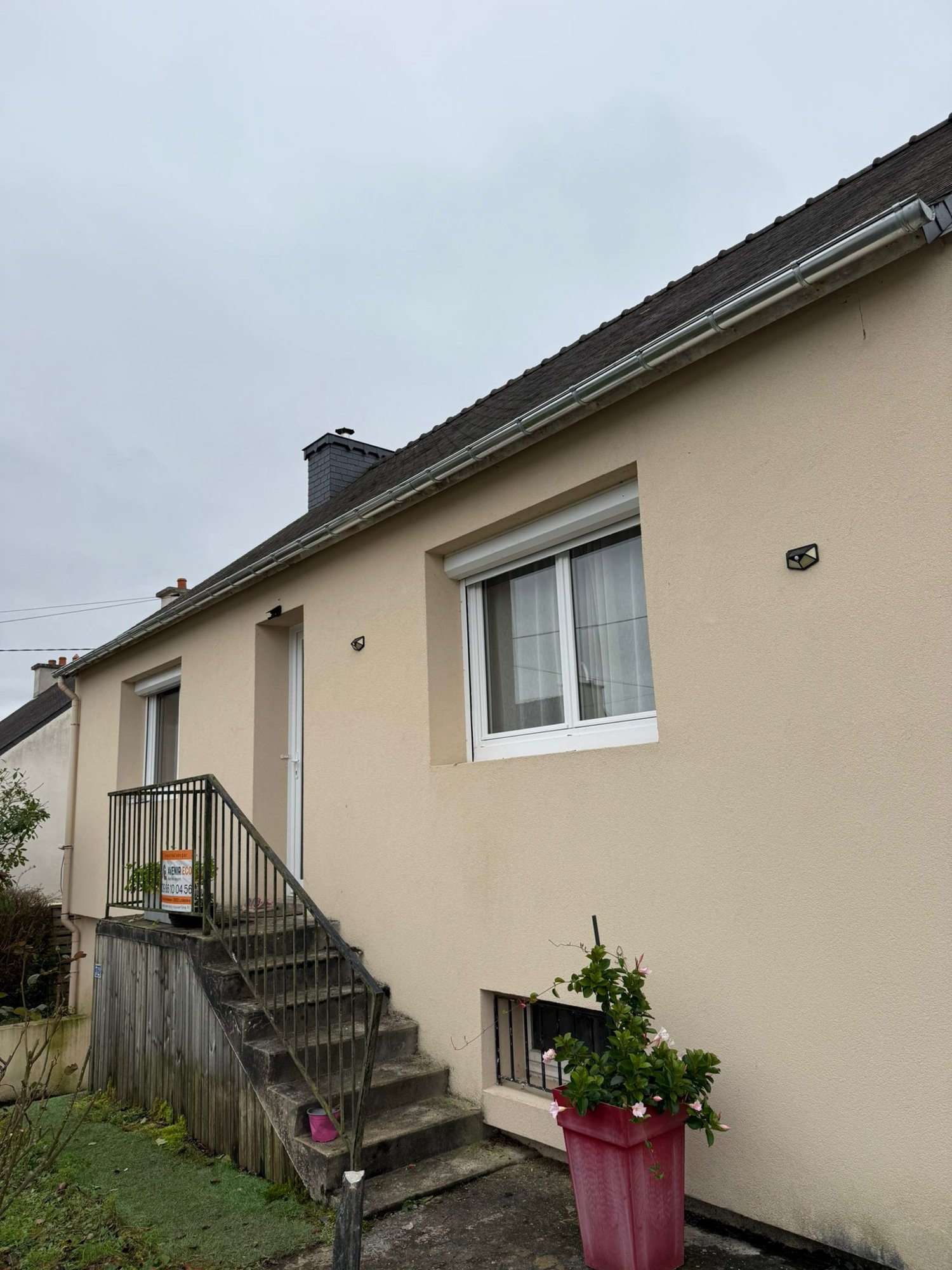 Détail de la gouttière zinc et de la descente d’eaux pluviales posées — Caulnes (22)