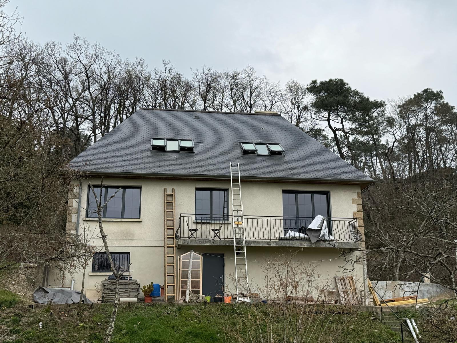 Après : les six fenêtres de toit alignées en deux verrières sur la toiture en ardoise — Melesse (35)