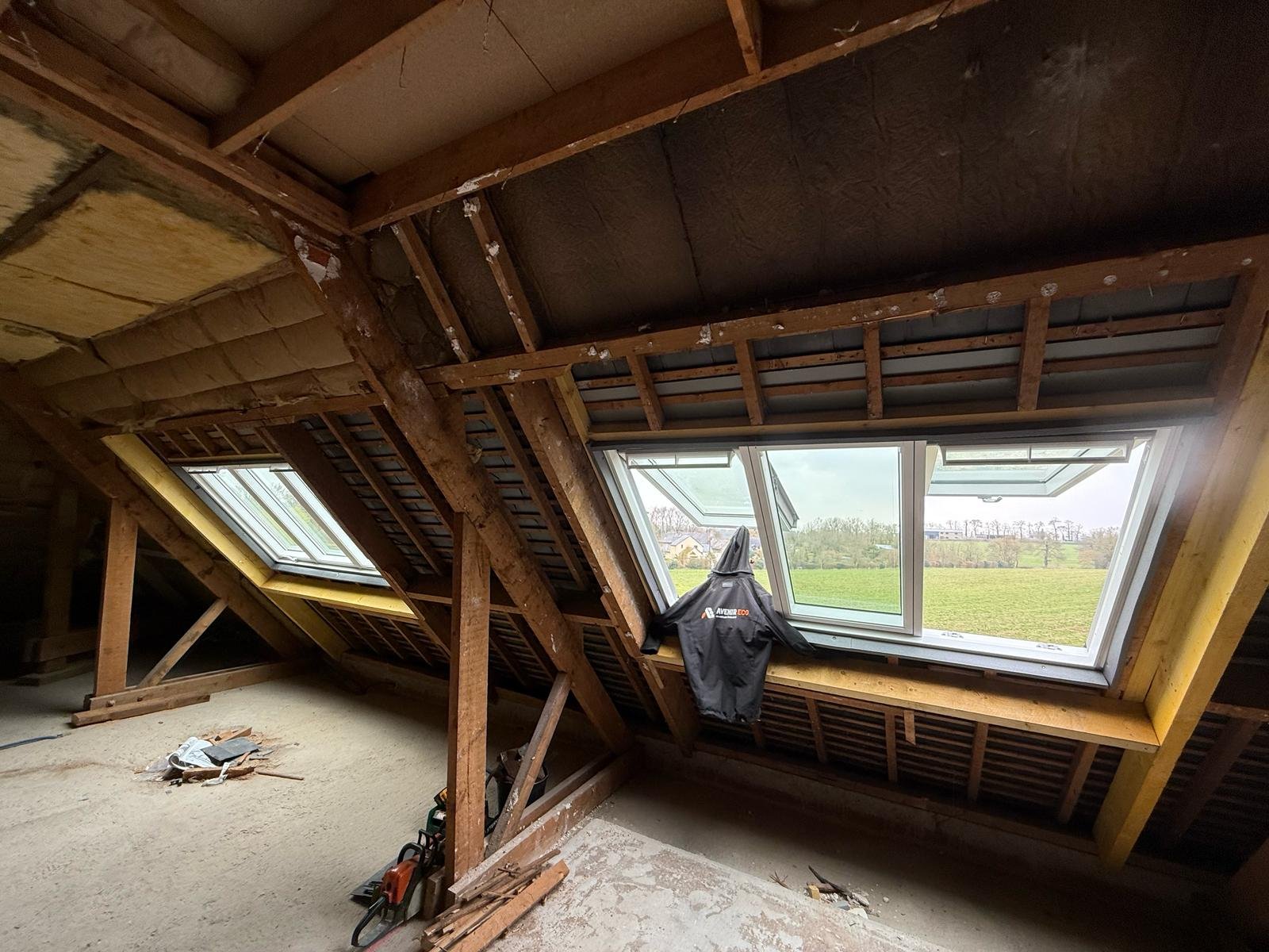 Création de deux verrières Velux dans des combles à Melesse (35520)