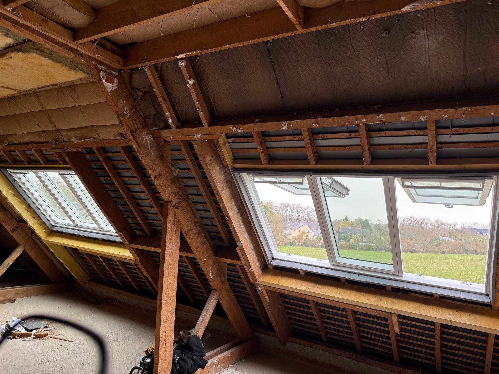 Après : combles lumineux à aménager, une fois les six Velux posés — Melesse