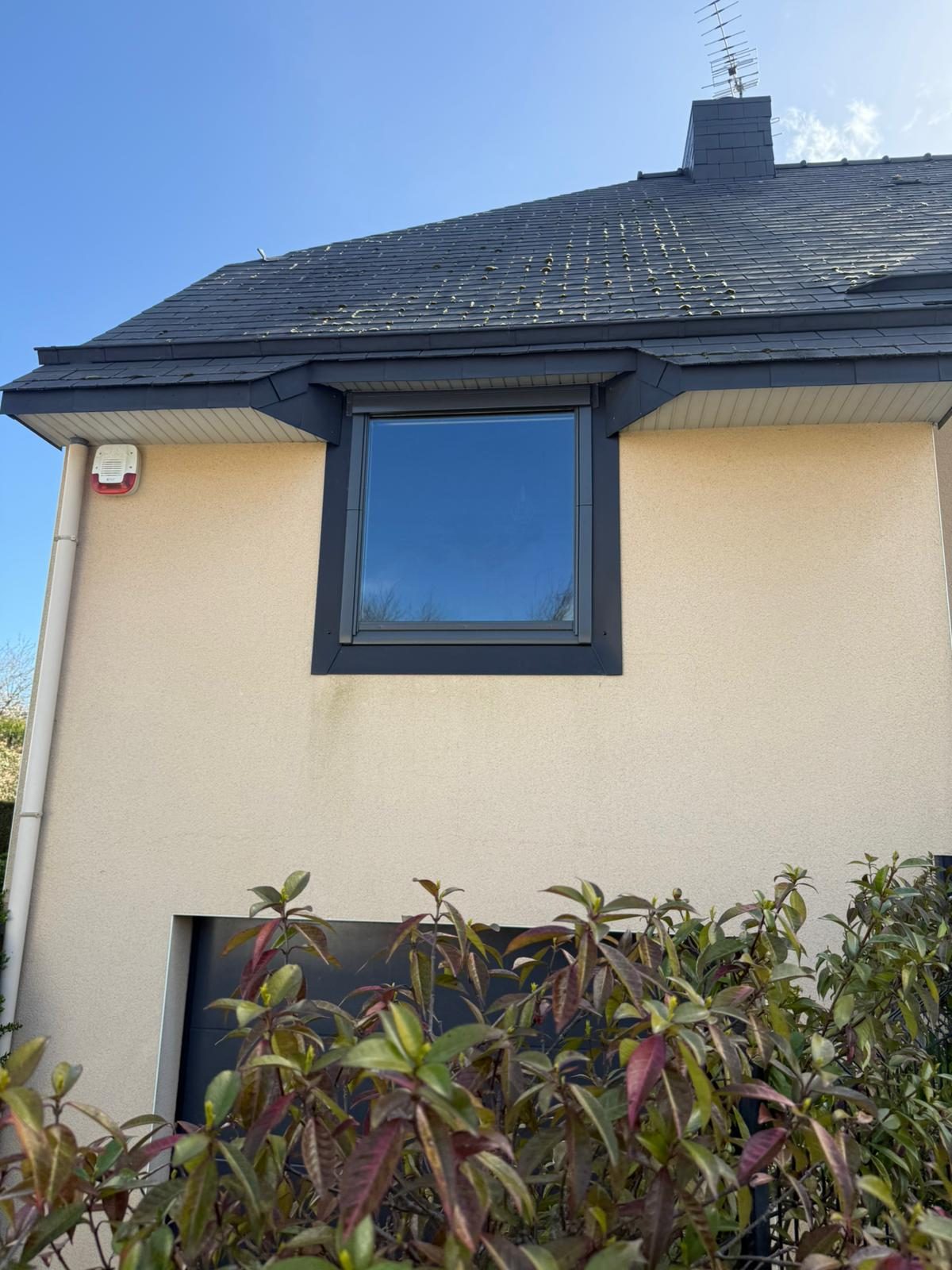 Après : Velux neuf posé sur le versant, raccord d’étanchéité pour ardoise — La Mézière