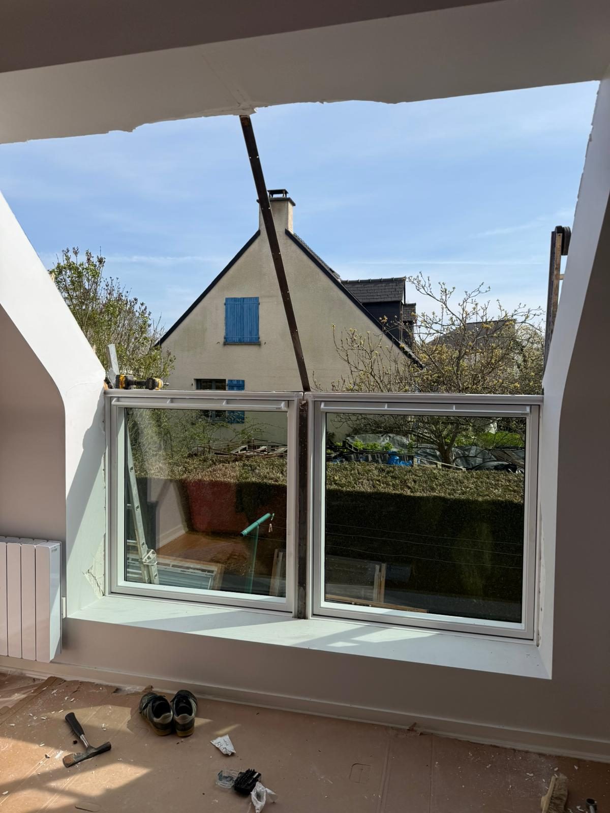 Pendant : ouverture du brisis vue de l’intérieur, chevêtres contrôlés avant pose — La Mézière