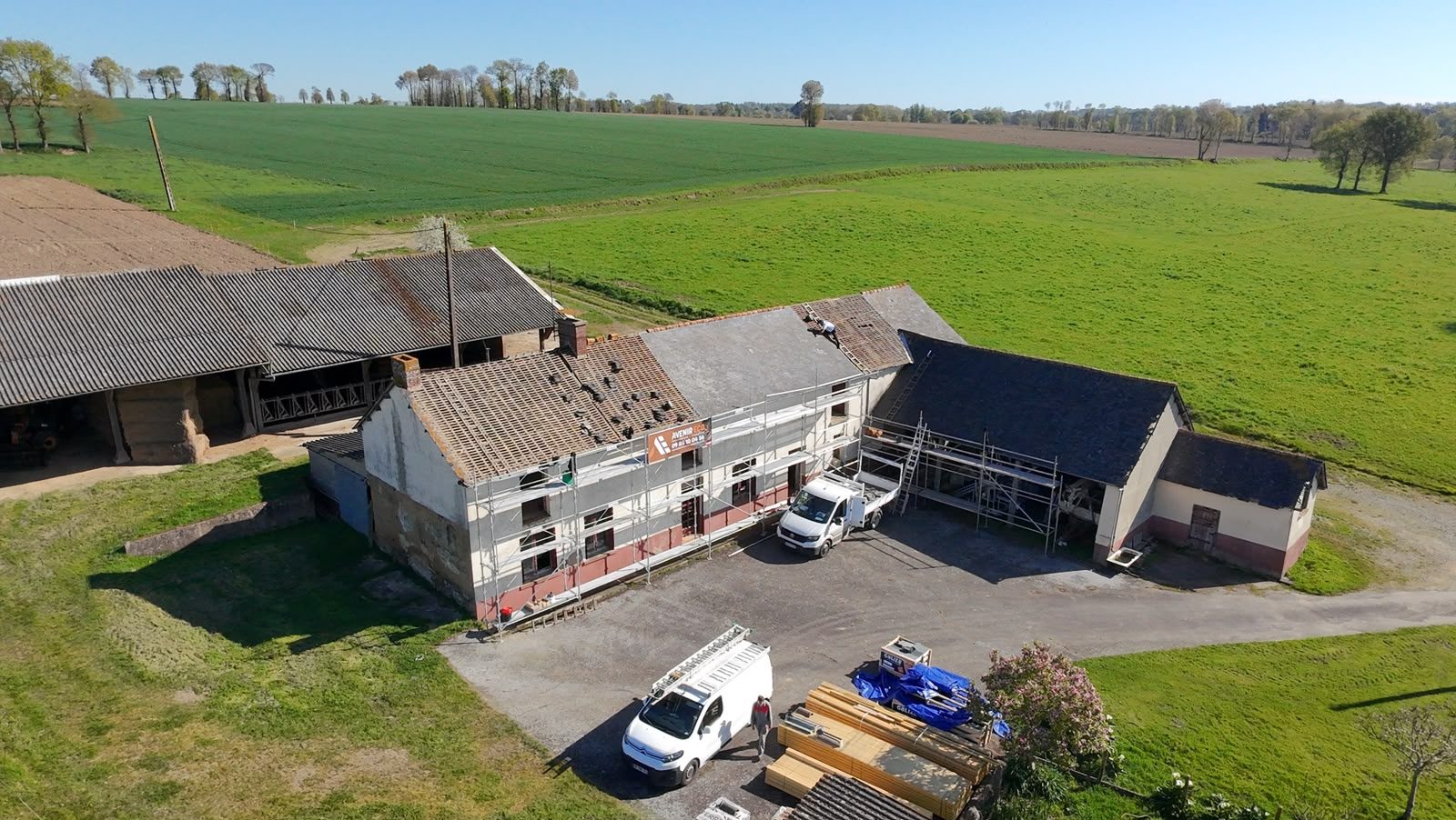 Vue aérienne : longère, grange et échafaudage Avenir Eco — Gévezé