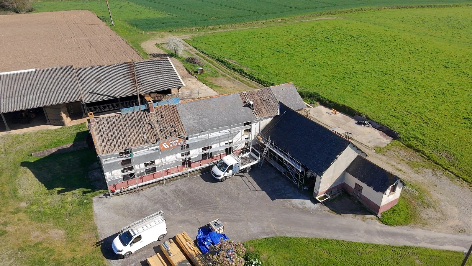 Vue aérienne du corps de ferme pendant la réfection de la couverture — Gévezé
