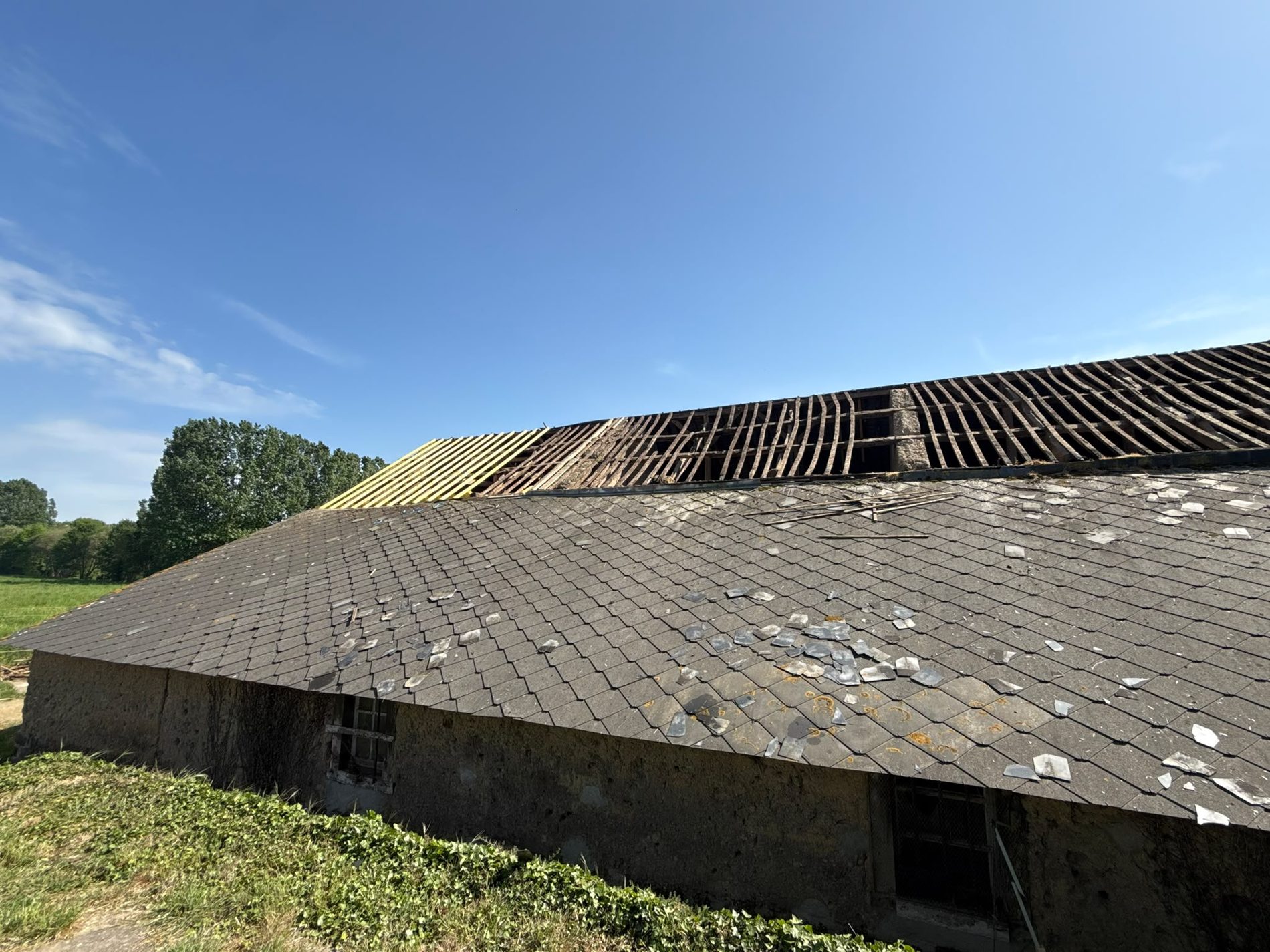 Pendant : bâchage et lestage de la partie ouverte pour protéger le bâtiment — Gévezé
