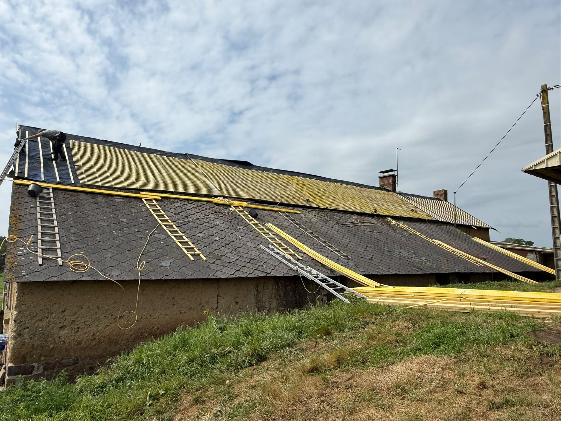 Avant : vue d’ensemble de la toiture vétuste du corps de ferme — Gévezé