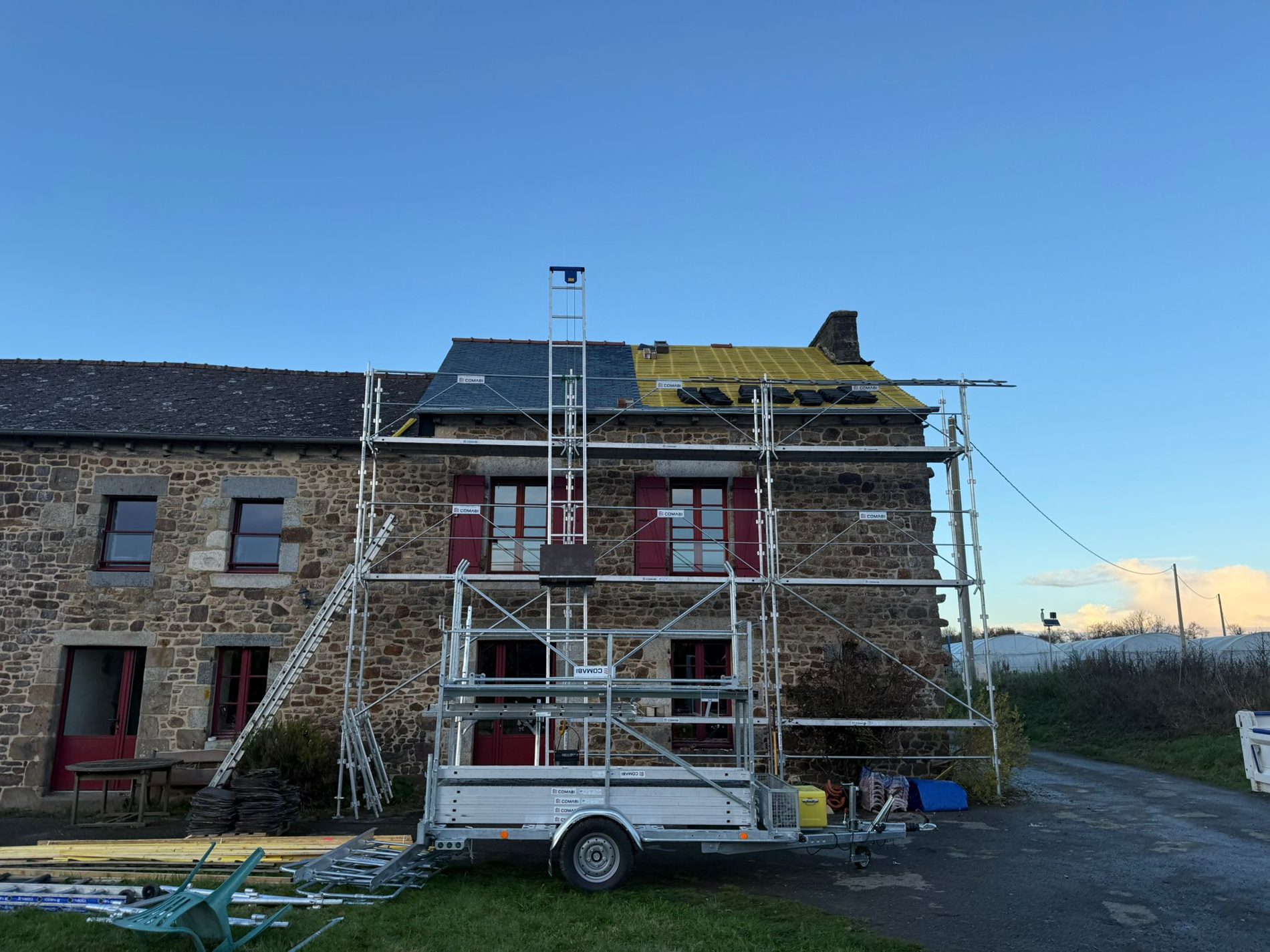 Pendant : ardoises en attente sur le liteaunage, pose en cours — La Chapelle-Chaussée