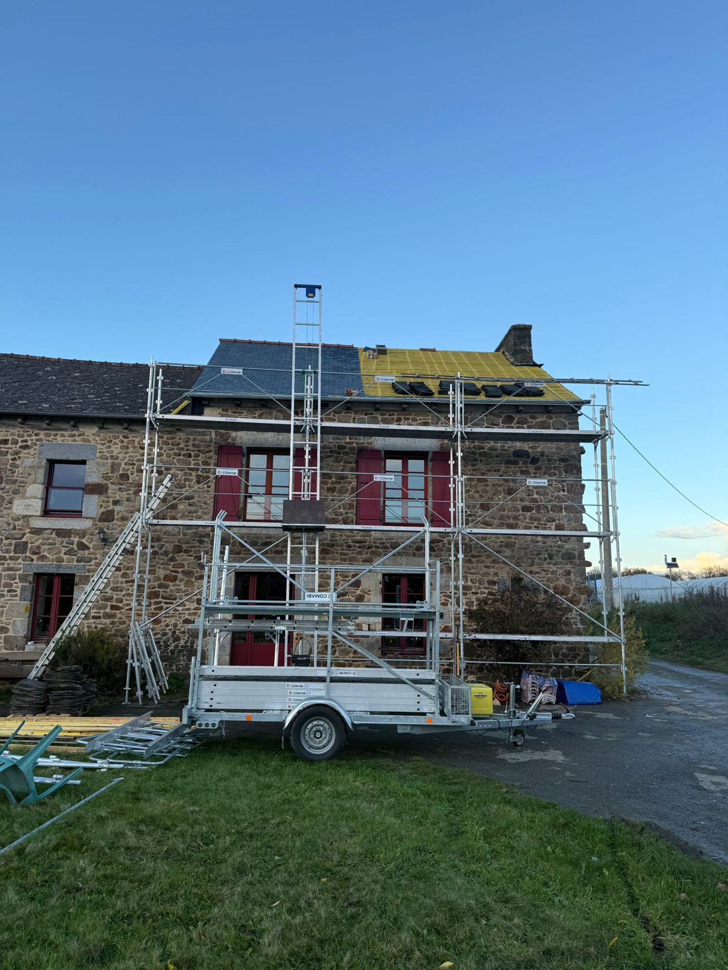 Mise en sécurité : échafaudage de pied et monte-matériaux installés avant la dépose — La Chapelle-Chaussée