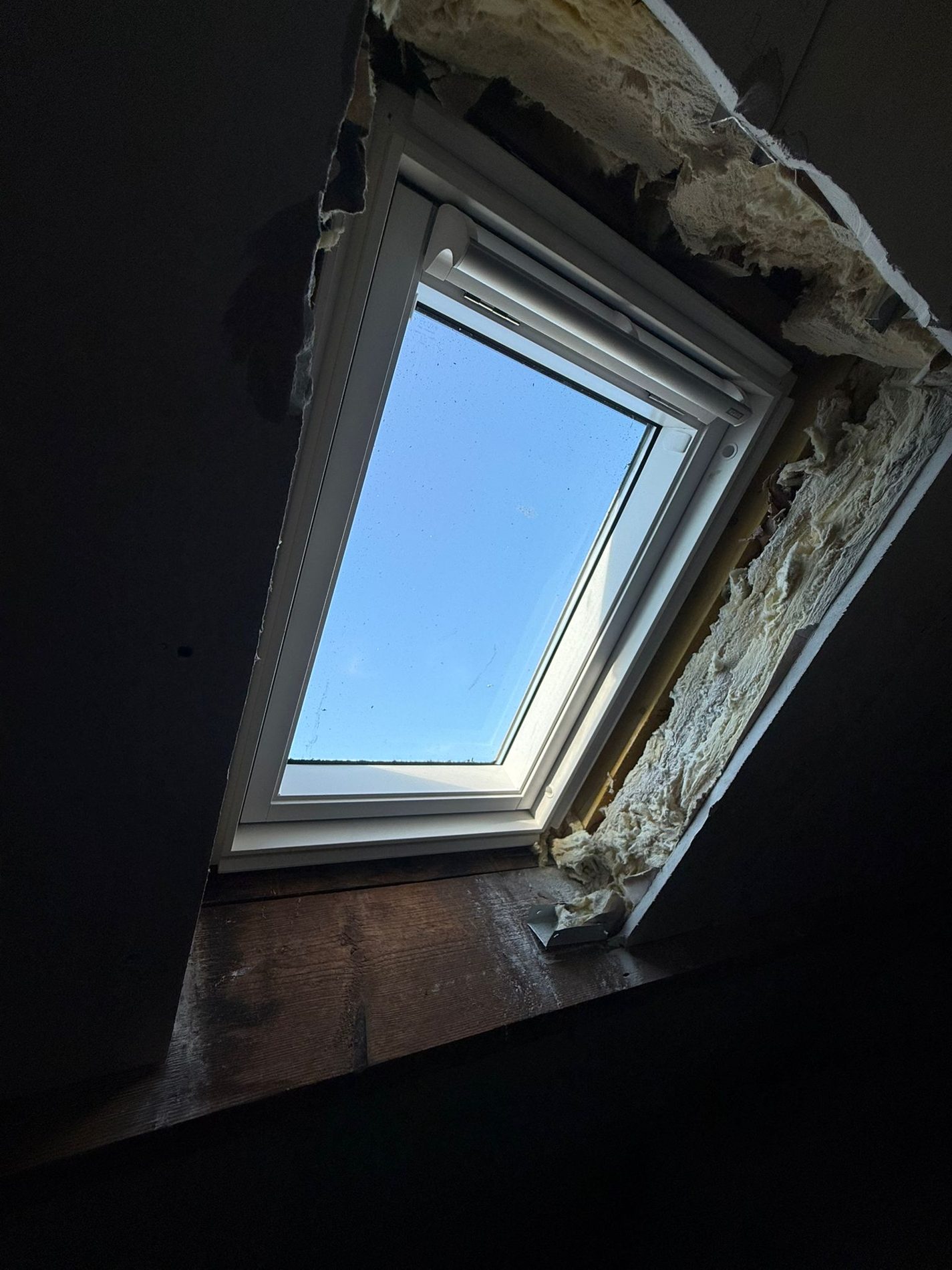 Isolant repris en continu au pourtour du dormant, raccordé à la laine du rampant — Cesson-Sévigné
