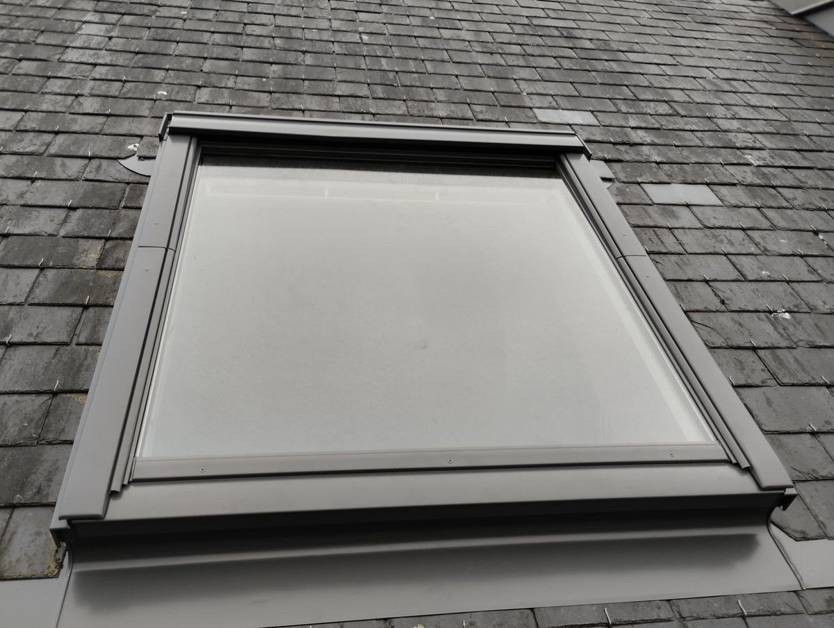 Après : le VELUX GGU neuf et son raccord d’étanchéité pour ardoise, ardoises reposées au pourtour — Thorigné-Fouillard