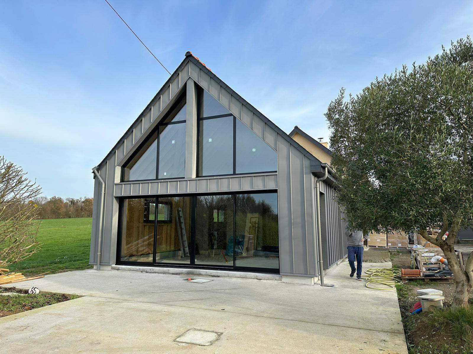 Toiture en ardoise et bardage zinc quartz d'un agrandissement à La Mézière (35520)