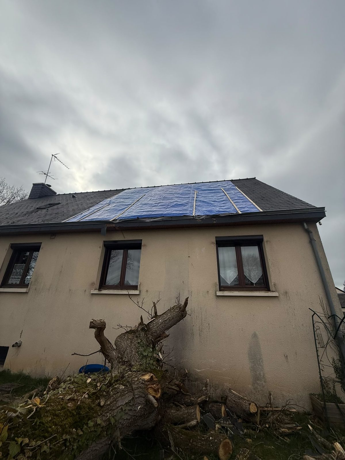 Bâche de protection fixée par des liteaux sur le versant en ardoise à Saint-Symphorien