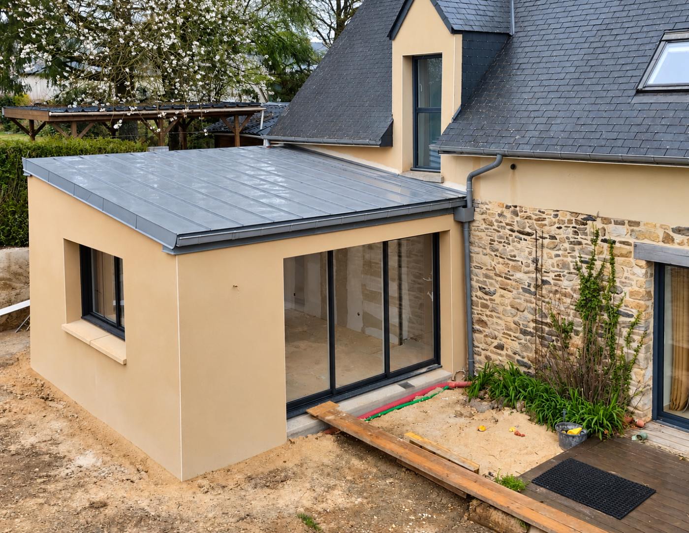 Couverture et zinguerie en zinc quartz d’une extension à Andouille-Neuville (35250)