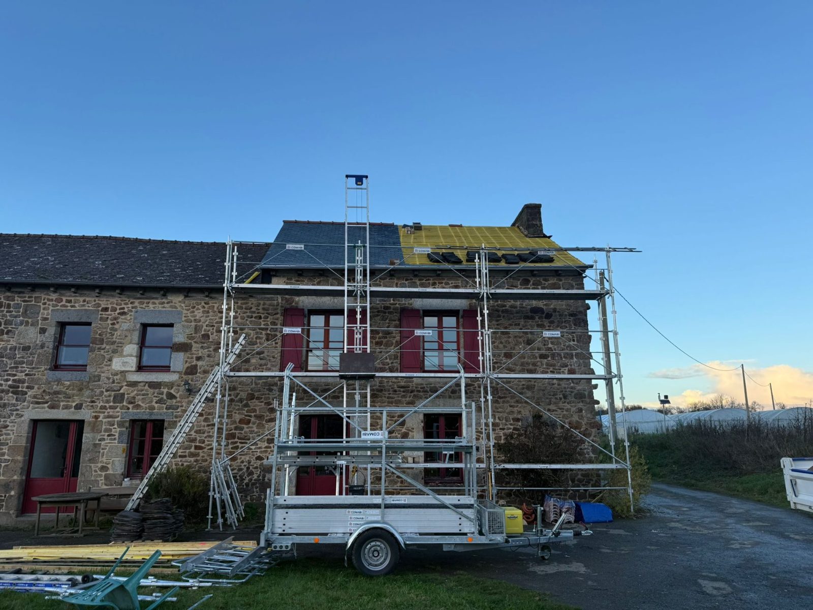 Pendant : écran de sous-toiture et liteaunage neuf sur le versant déposé — La Chapelle-Chaussée
