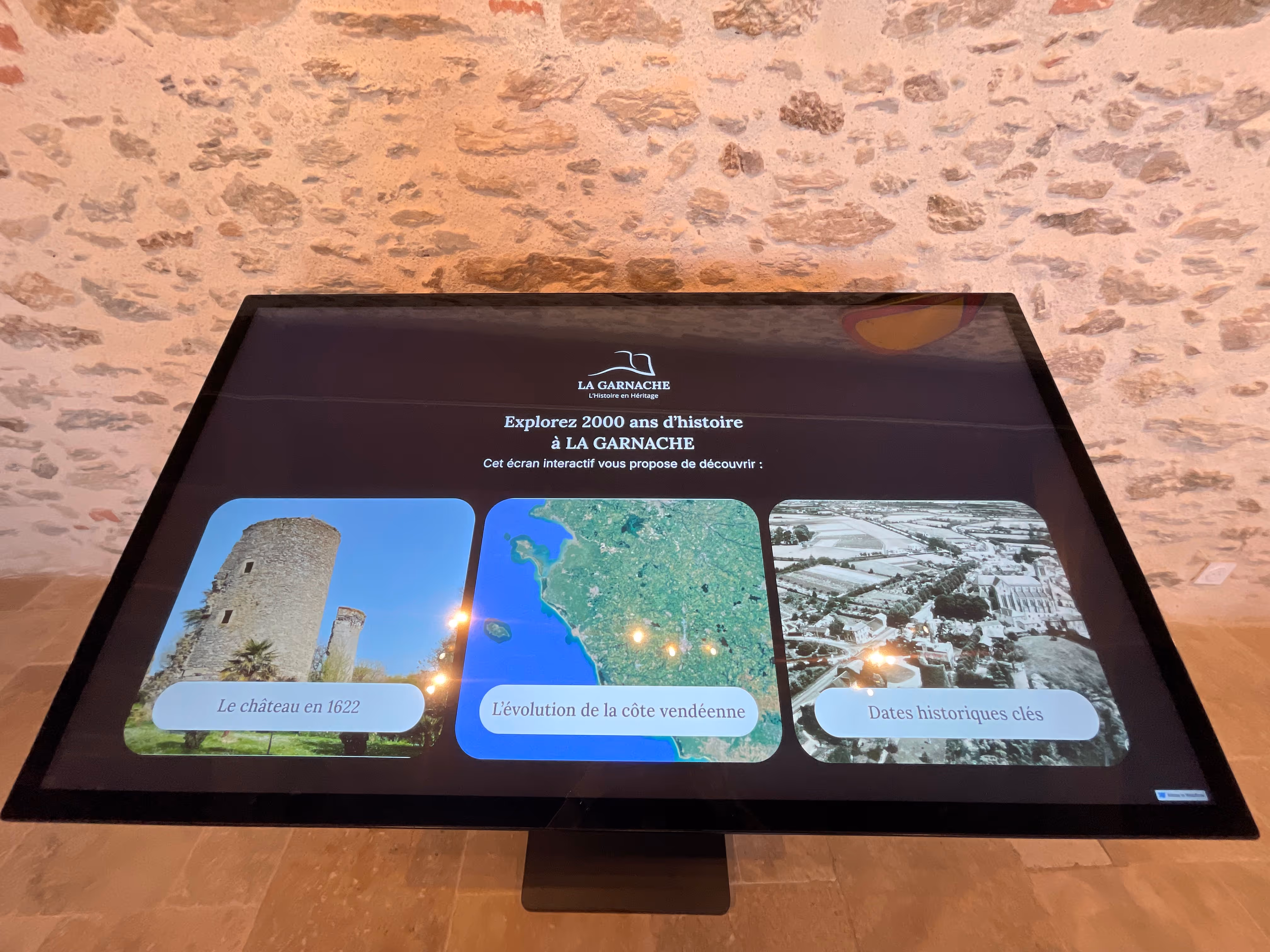 Écran interactif à La Garnache pour explorer l'histoire avec château, côte vendéenne et dates clés.