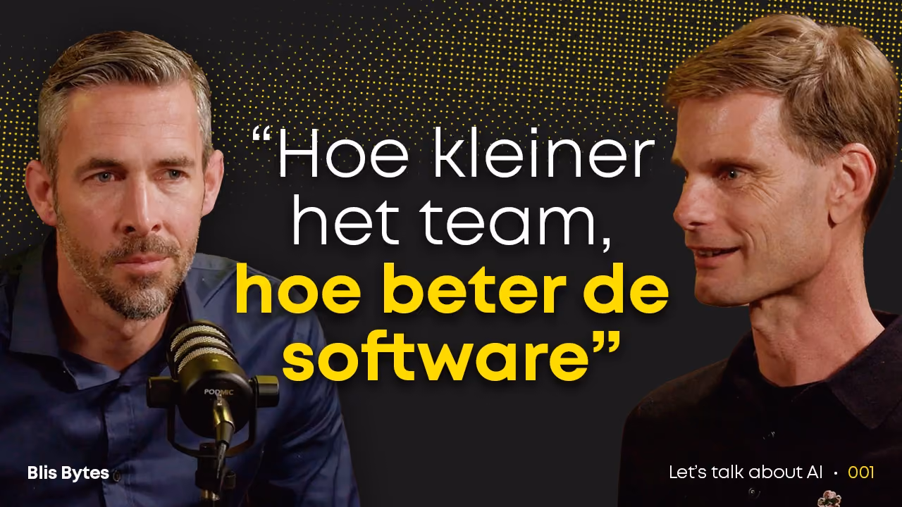 Twee mannen praten over software met de tekst: Hoe kleiner het team, hoe beter de software.