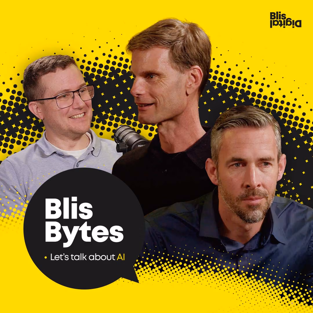 Drie mannen praten in een podcastsetting met de tekst 'Blis Bytes - Let’s talk about AI'.