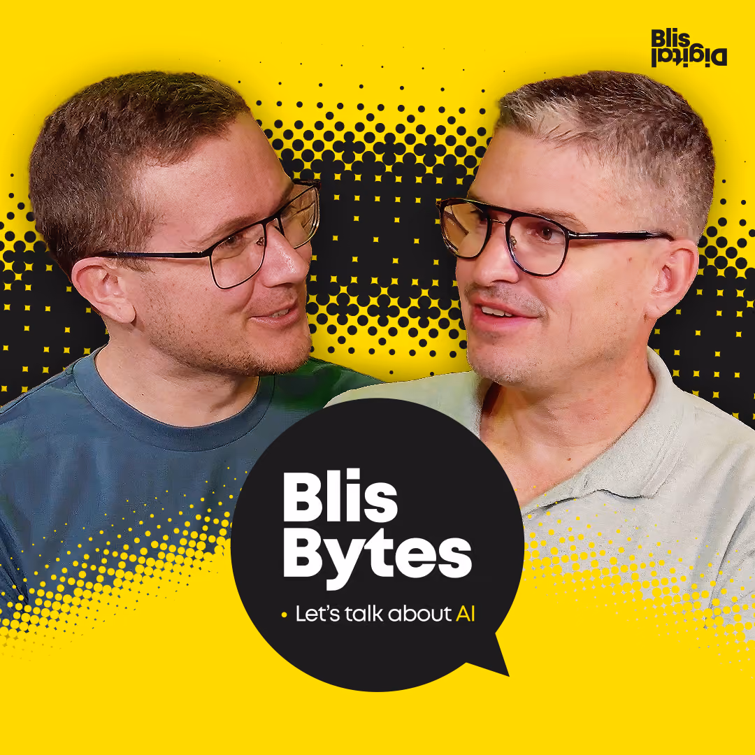 Twee mannen met bril praten samen tegen een gele achtergrond met tekst 'Blis Bytes, Let’s talk about AI'.