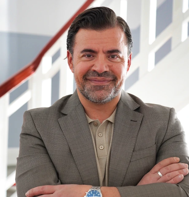 Person mit verschrenkten armen als portrait