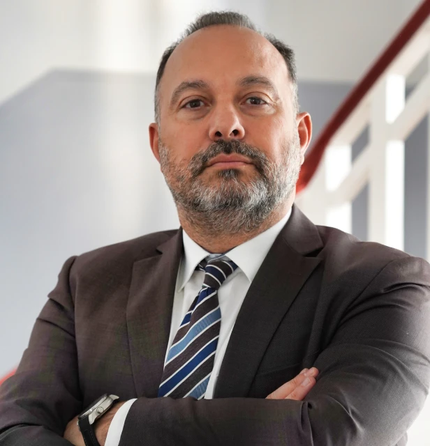 Person mit verschrenkten armen als portrait