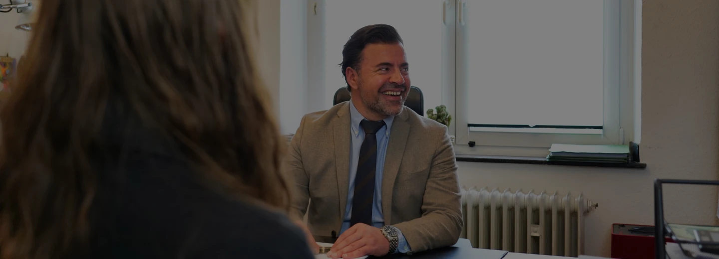 anwalt im anschnitt am schreibtisch