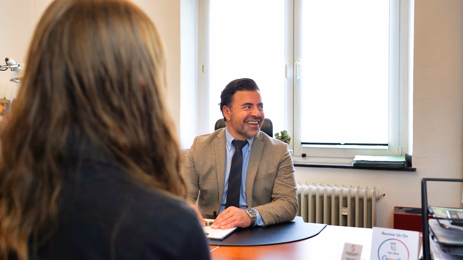 anwalt am schreibtisch mit mandantin