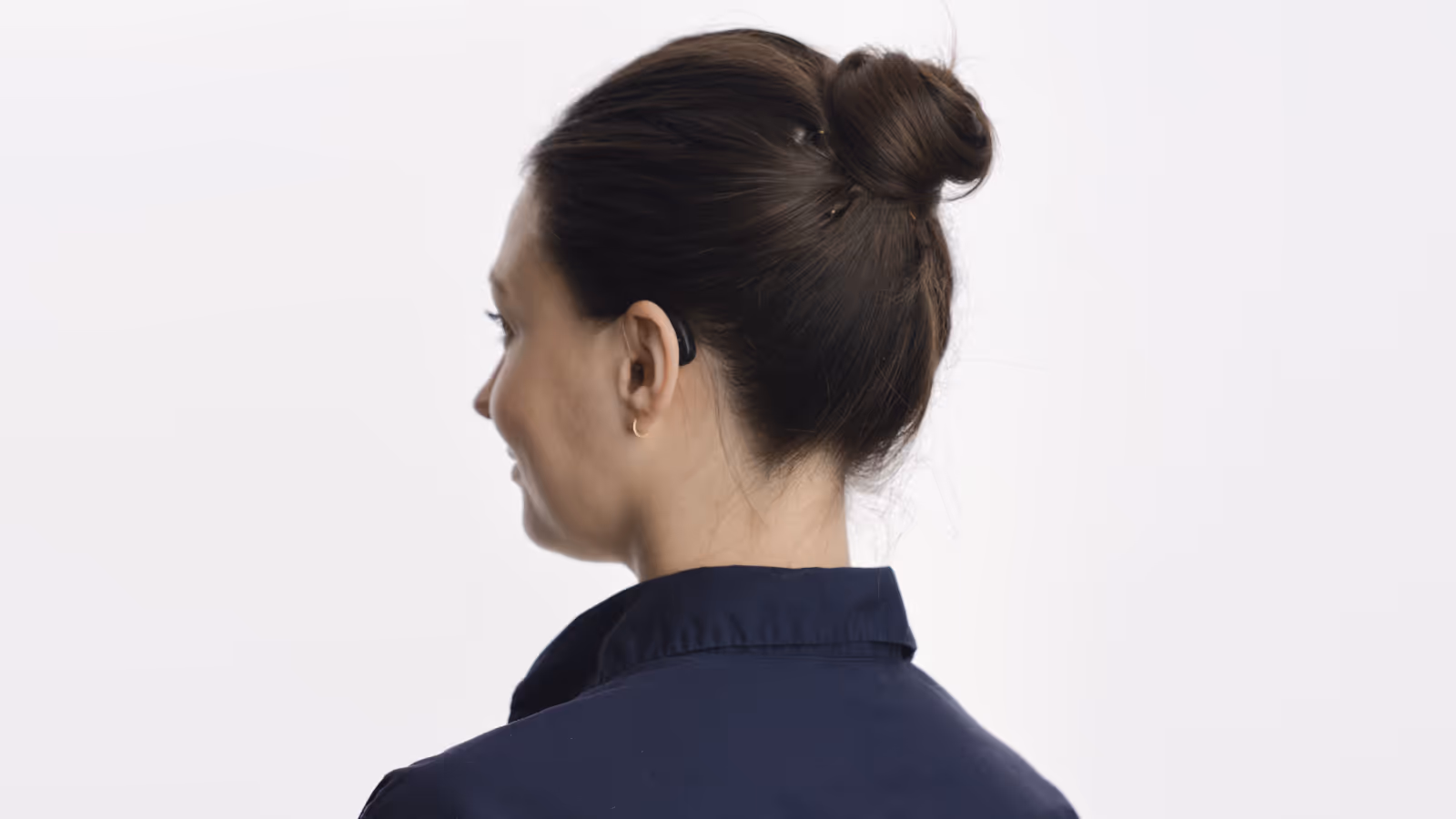 Person wearing Fortell hearing aids.