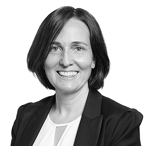 Portrait de Sonia Fasolo en noir et blanc. Elle est souriante, les cheveux brun coupé au carré.