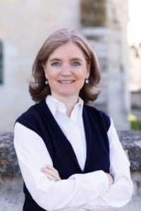 Portrait de Pascale Baussant devant le château de Saint Germain en Laye