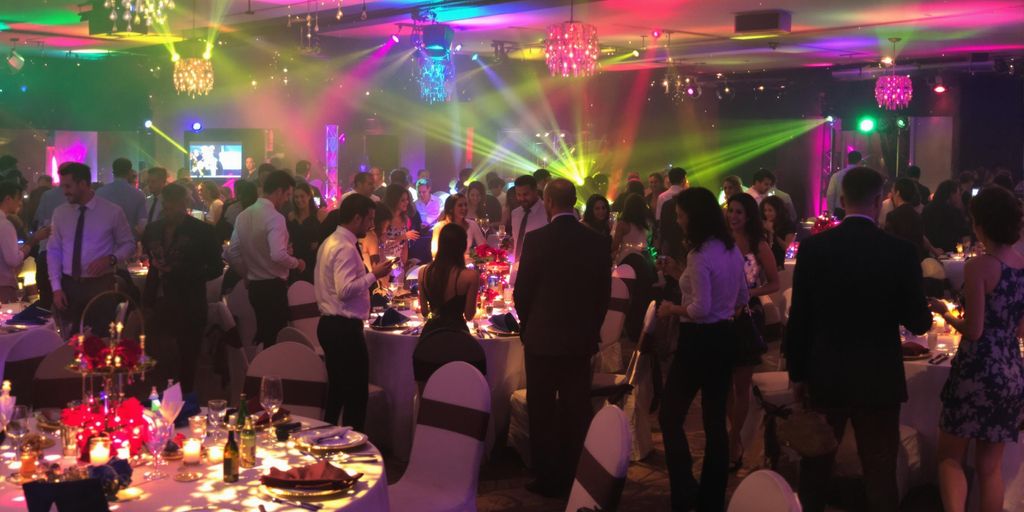 Fest med mange mennesker og diskolys