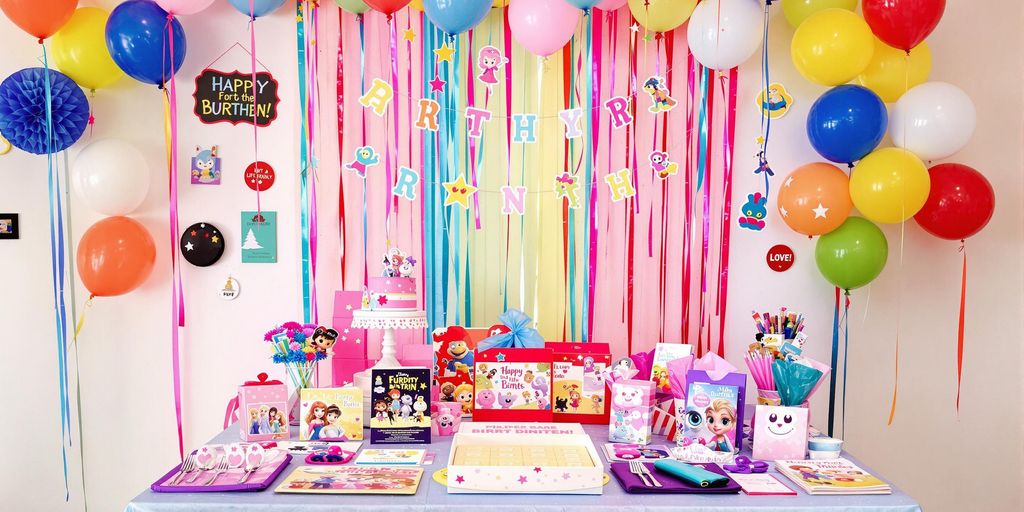 Pyntet op til børnefødselsdag med balloner og legetøj