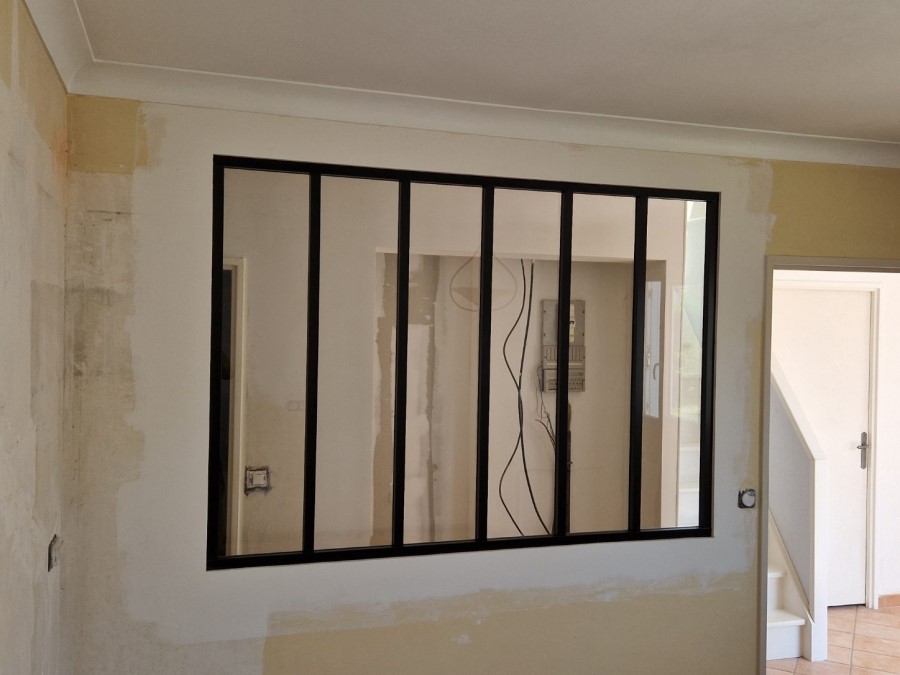 Création de cloison et pose de verrières d'atelier à Pierres