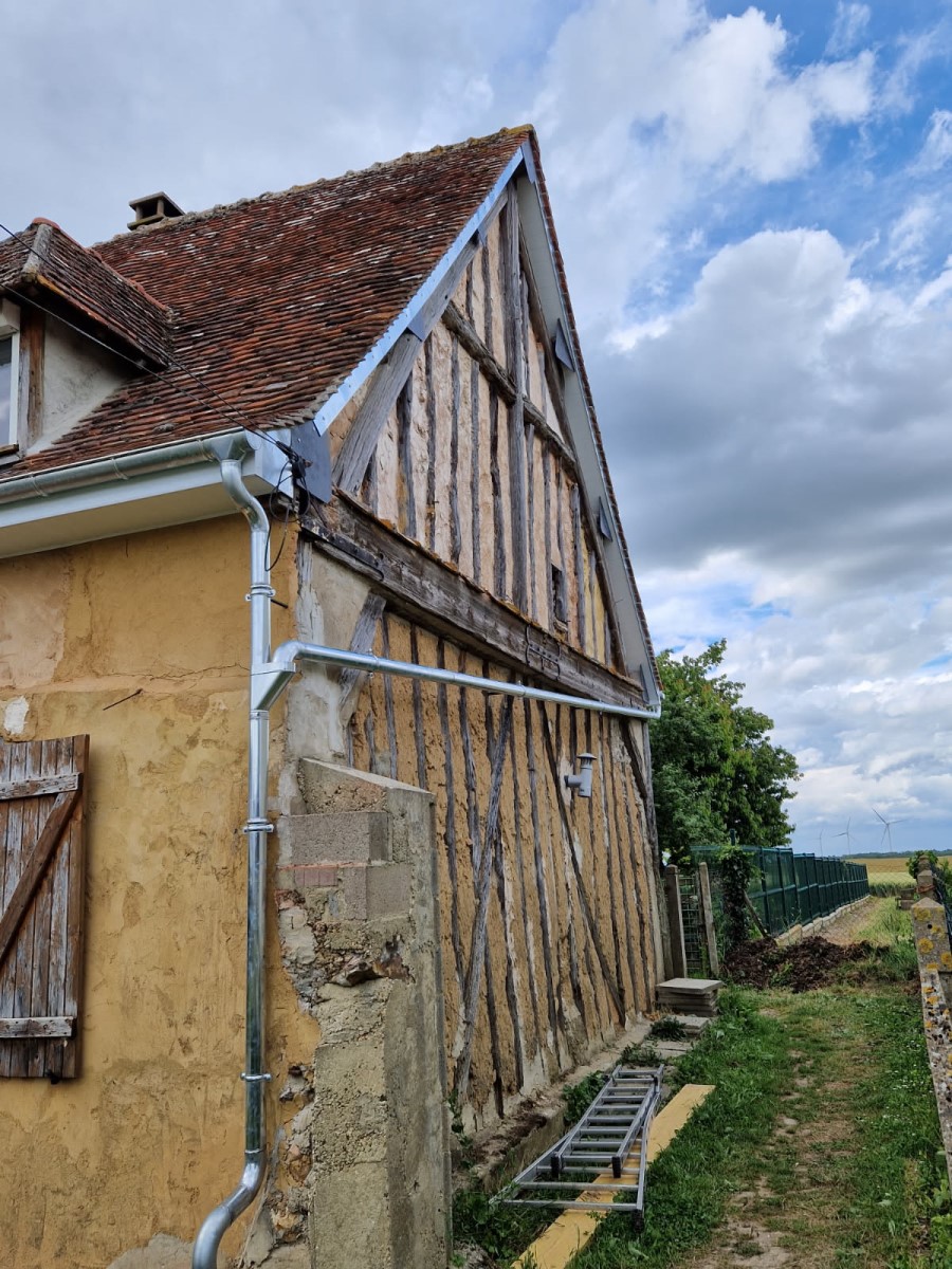 Pose de caches-moineaux et gouttières