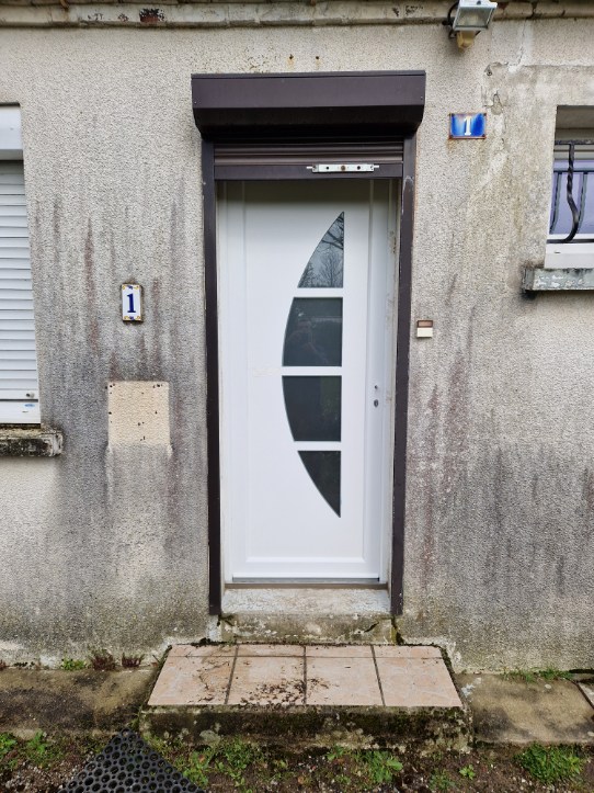 Pose de porte d'entrée à Champrond-en-Gâtine