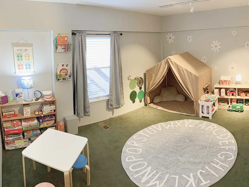 Image of mom and child in group learning session