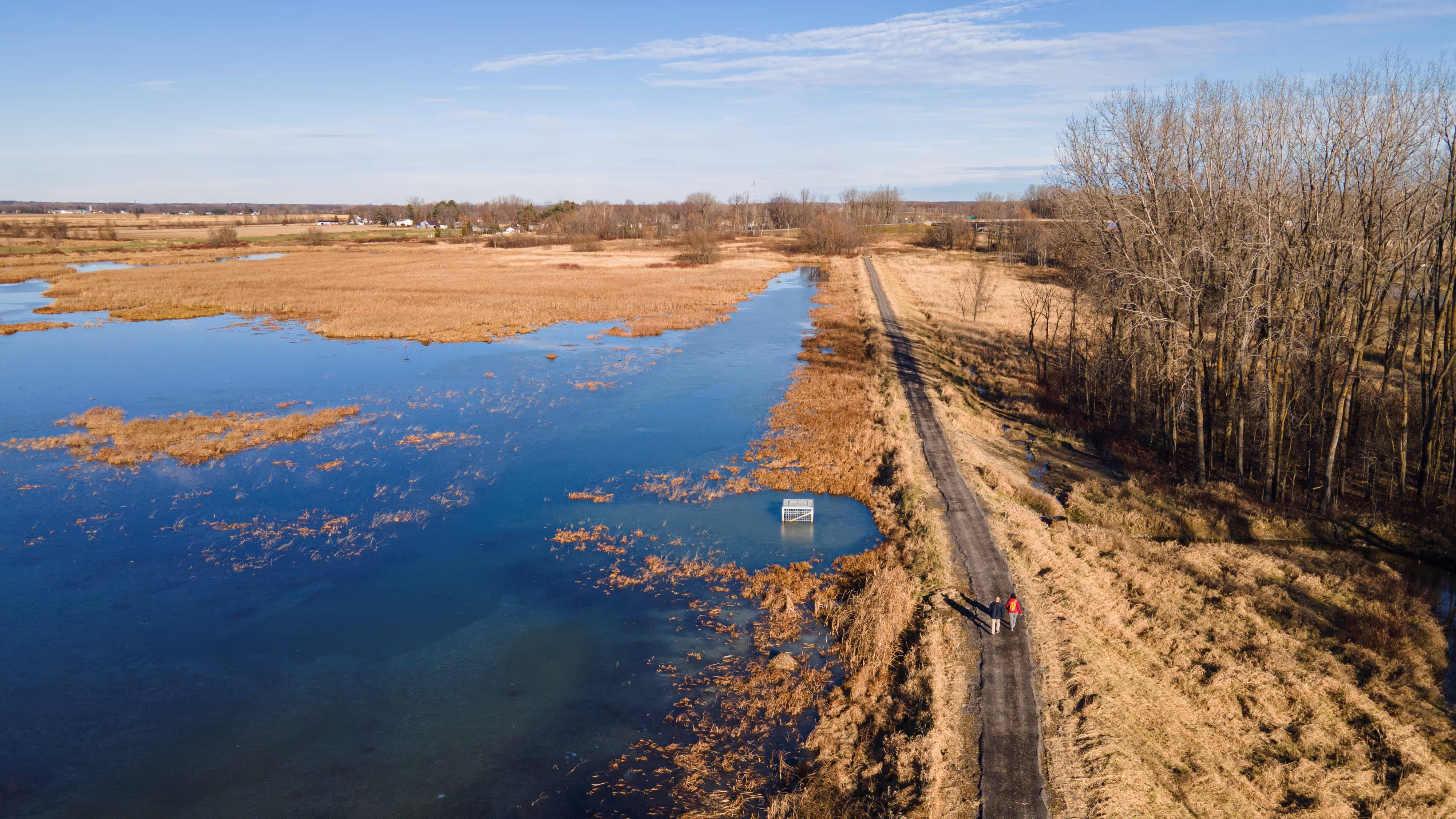 Marcheurs sur un sentier aménagé sur une digue