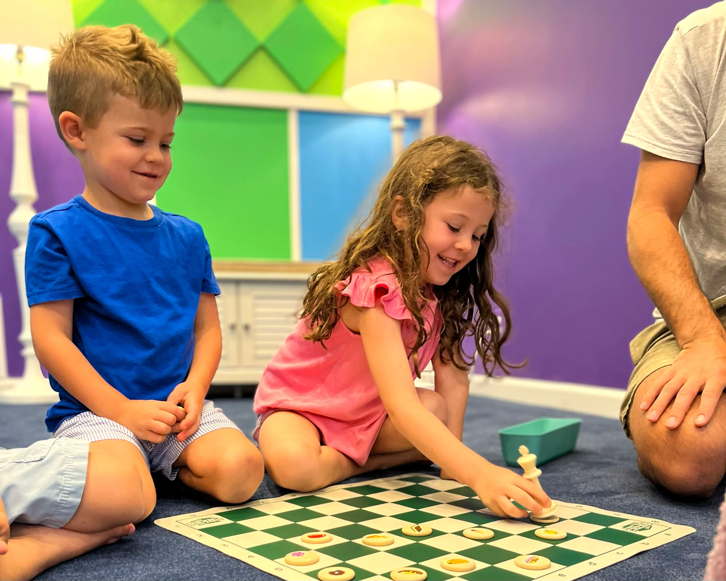 Online chess class for kids, teaching strategy and critical thinking.