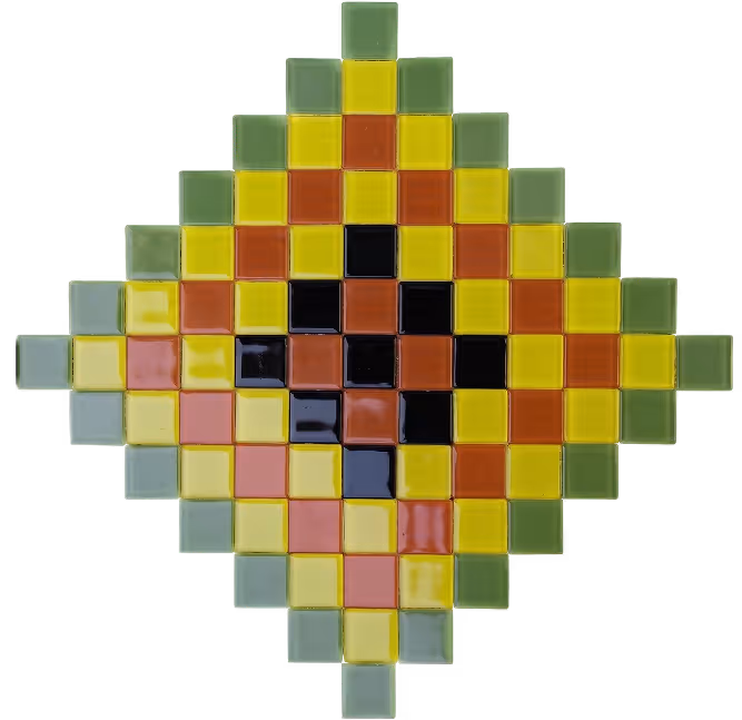 Кольорова мозаїка з квадратних плиток зеленої, жовтої, помаранчевої, рожевої, коричневої і чорної кольорів, що утворює ромбоподібний візерунок.
