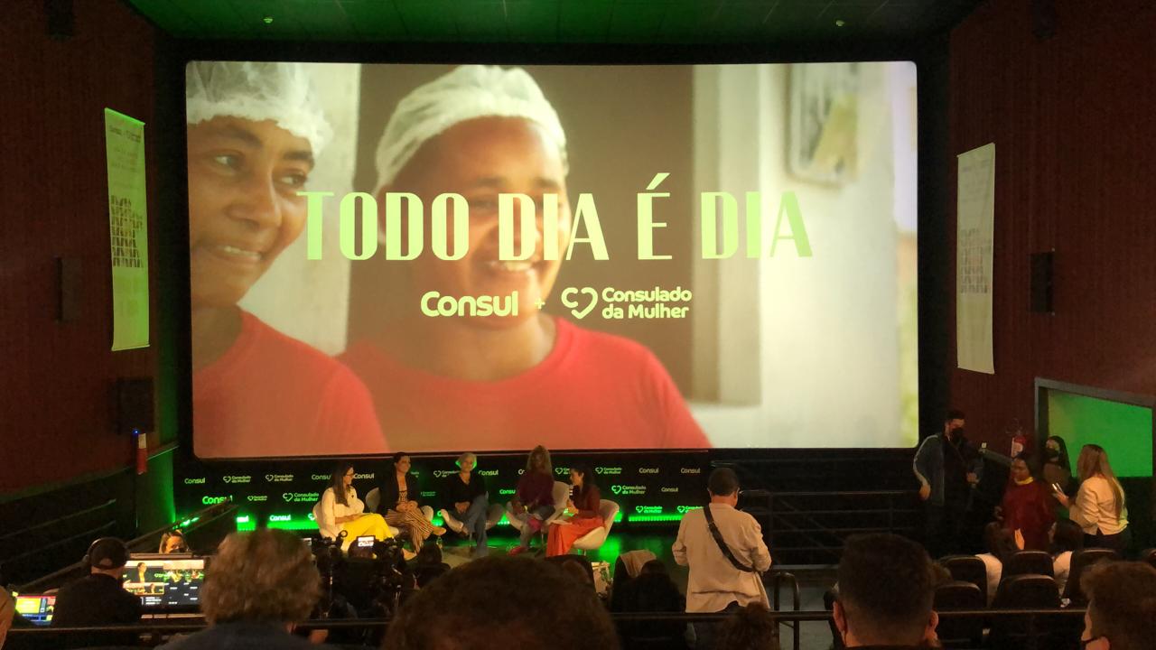 The launch premiere of 'Todo Dia é Dia', with a Q&A panel on stage below the cinema screen showing the film's title card.