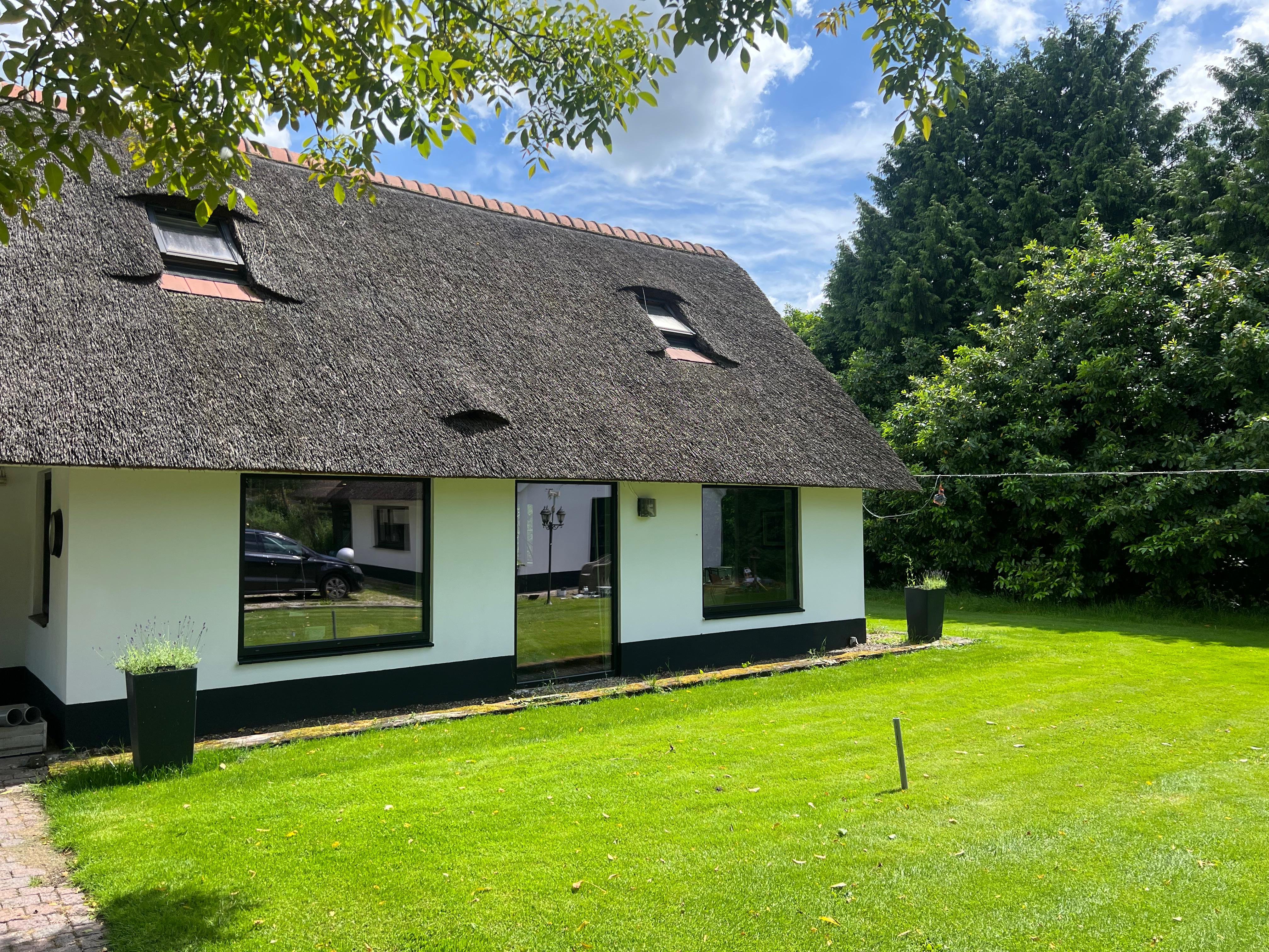 Boerderij met bakstenen gevels omgetoverd tot moderne afwerking in Ootmarsum (Twente)