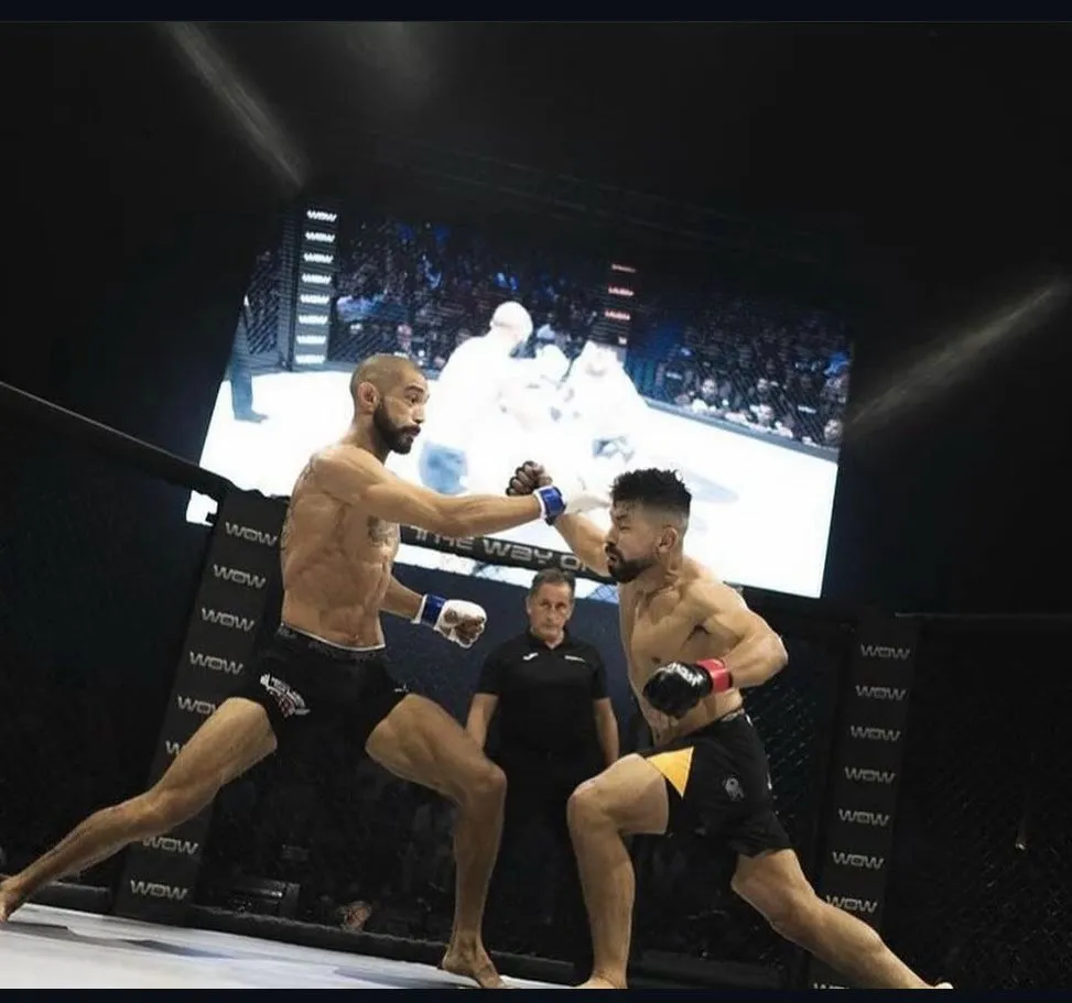 Físico de Peleador de MMA entrenando fuerza durante su preparación física