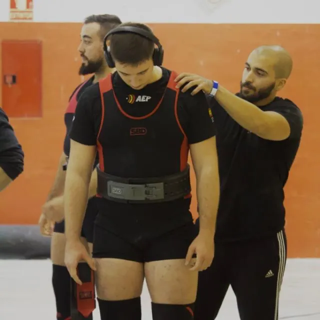 entrenador de powerlifting online con atleta en una competición / online athlete with a powerlifting coach