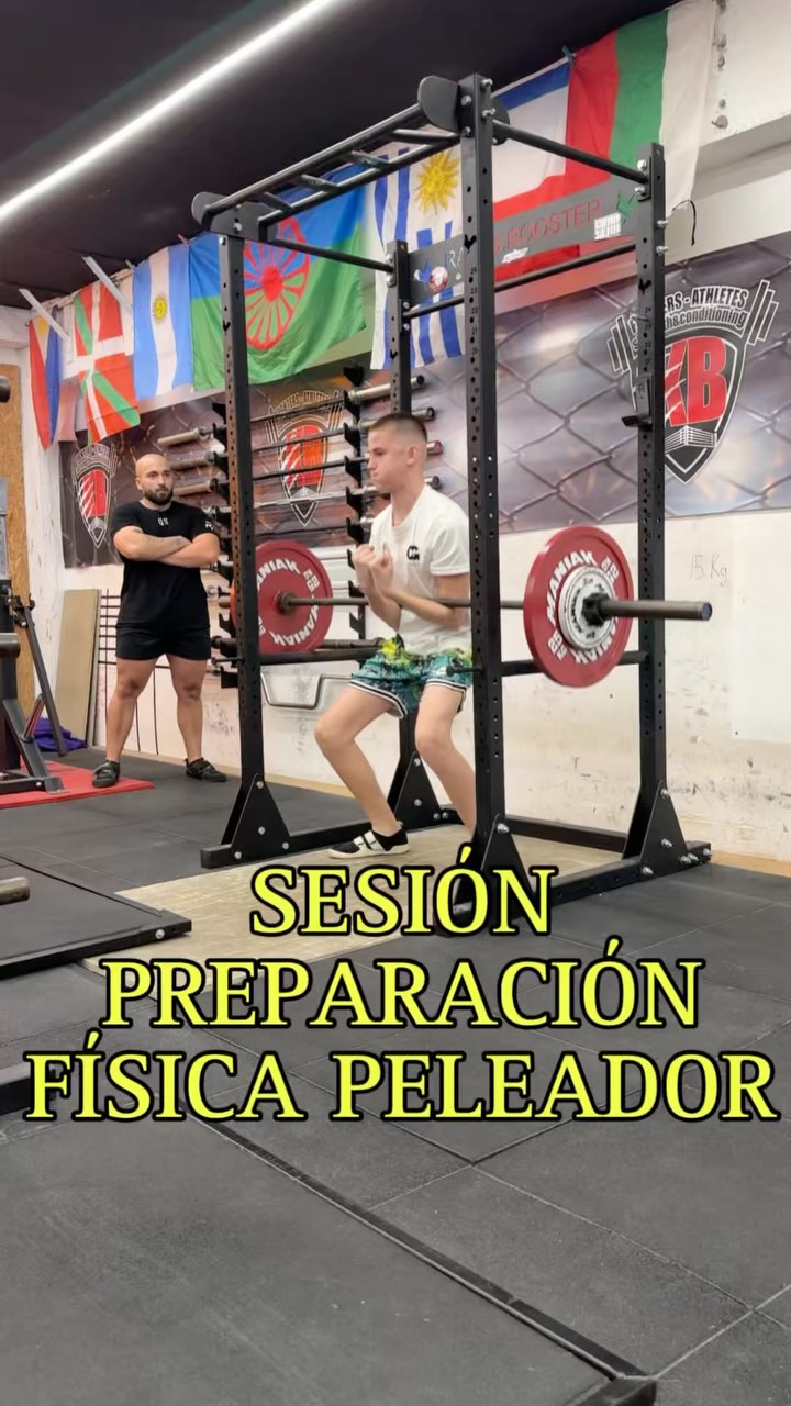 Sesion de entrenamiento personal fuerza powerlifting o preparación física peleadores