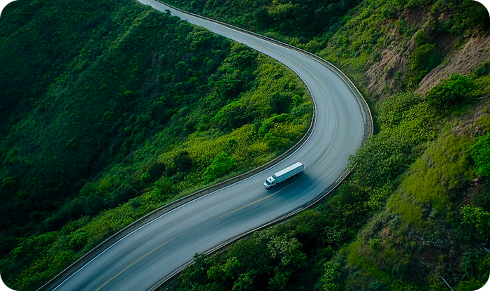 Caminhão visto de cima em estrada brasileira.