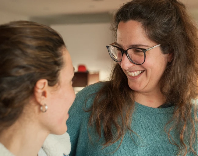 Duas mulheres se olhando em uma aula do Percurso Waldorf 
