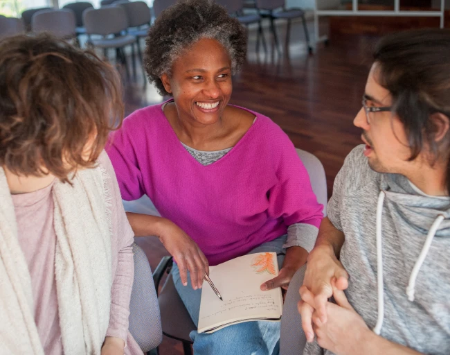 Três frequentadores do curso Percurso Waldorf conversando