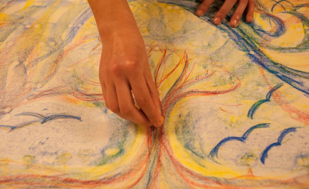 Detalhe de desenho em giz de cera 