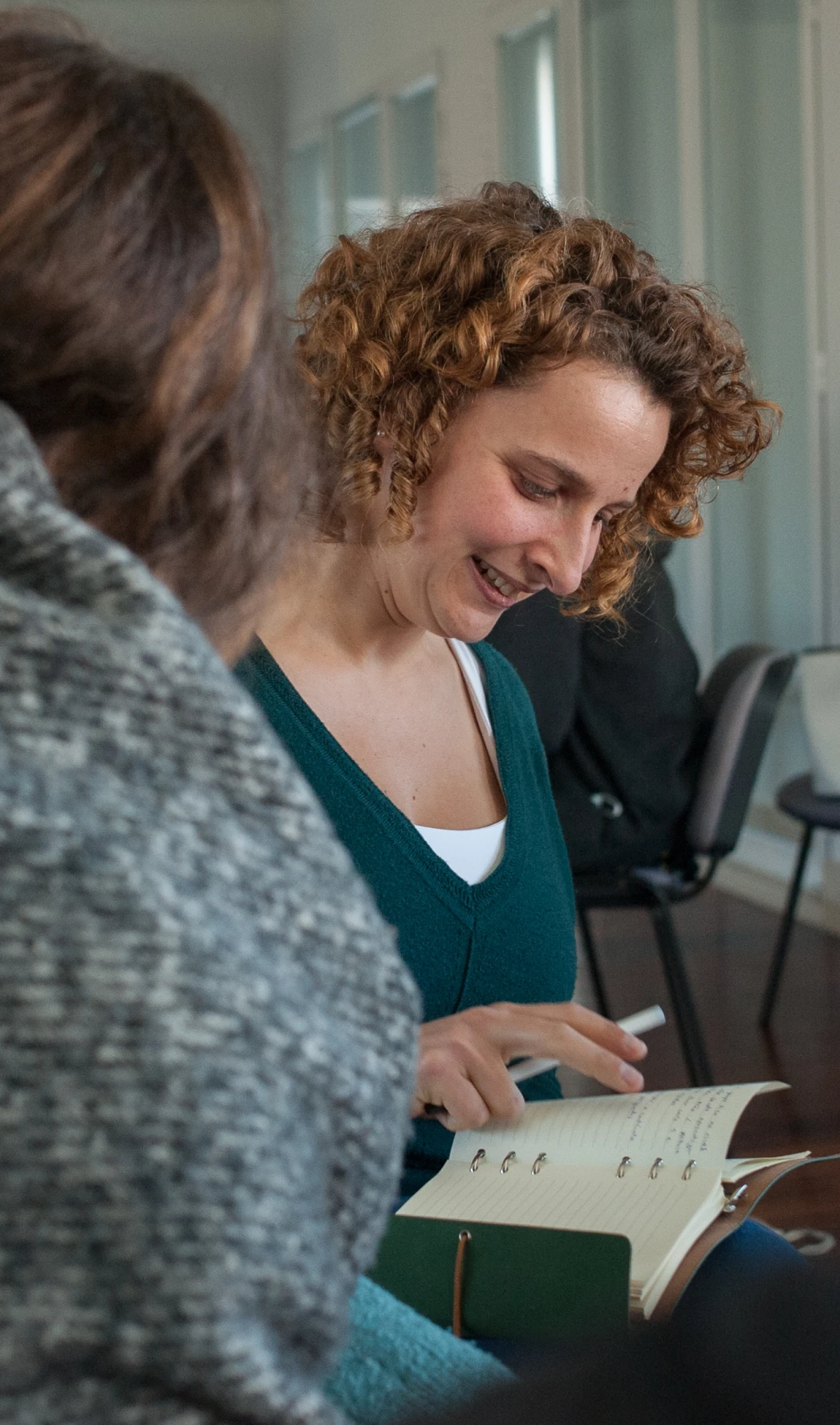 Foto de uma aluna e professora interagindo em aula