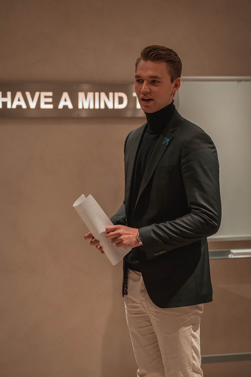 Spreker met 'HAVE A MIND...' op de achtergrond